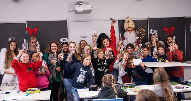 Gruppenfoto mit dem Nikolaus: Die Mädchen und Buben der 5b freuten sich über den Besuch des Nikolaus