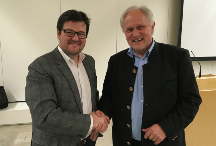 Schulleiter Christoph Müller (links) begrüßte Josef Kraus