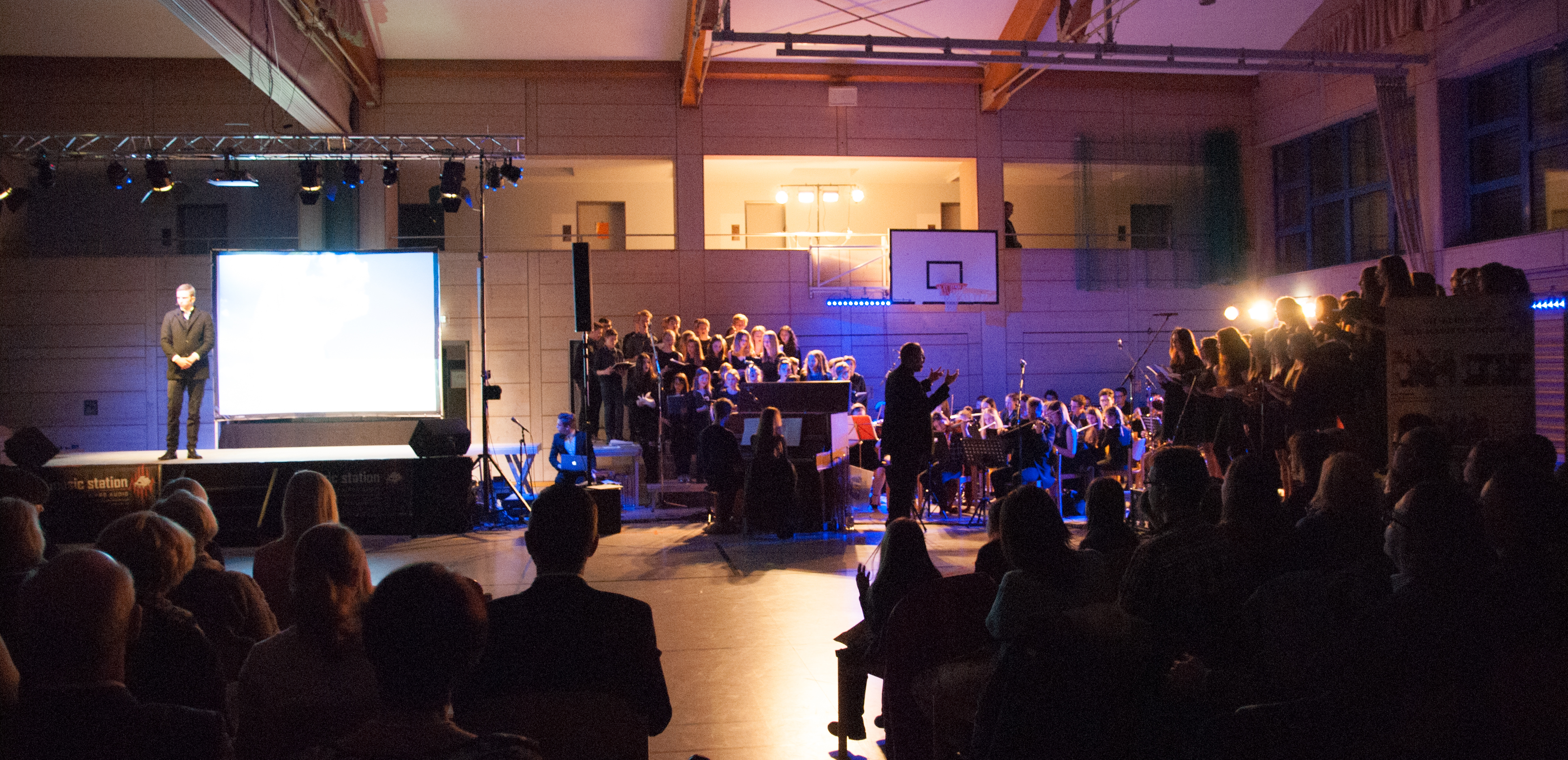 Fast 140 Schülerinnen und Schüler führten das Marcellin-Musical in der Turnhalle auf - Standing Ovations waren der Dank dafür.