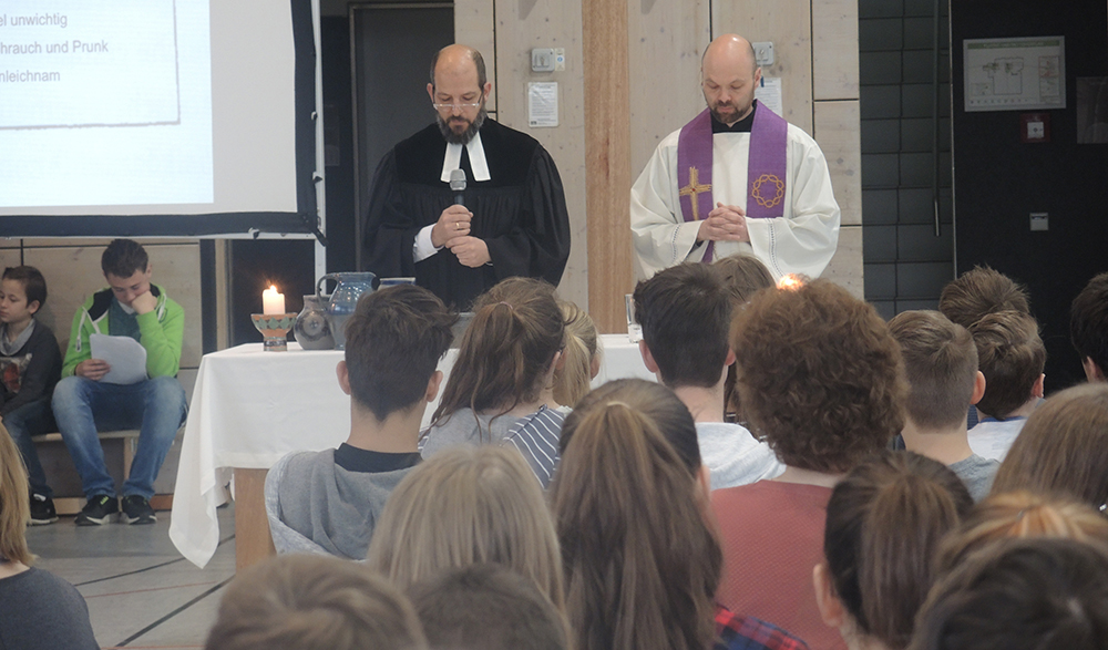 Evangelischer Pfarrer Hans Christian Kley (links) und Furths Katholischer Pfarrer Thomas Winderl zelebrierten den diesjährigen Ostergottesdienst gemeinsam.