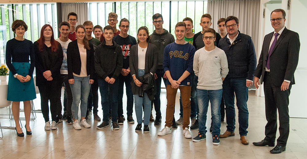 Von Schülerinnen und Schülern der Q11 wurde MdL Markus Rinderspacher (rechts) am Montag am MGF begrüßt.