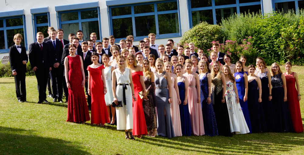 Die 79 Abiturientinnen und Abiturienten des Jahrgangs 2017 am Maristen-Gymnasium.