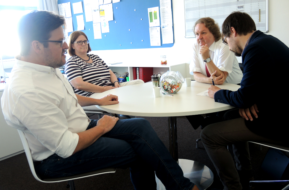 Interessante Gespräche zu bildungspolitischen Gesprächen führten Schulleiter Christoph Müller, dessen Stellvertreterin Friederike Albiez und MdL Helmut Radlmeier (v.l.).