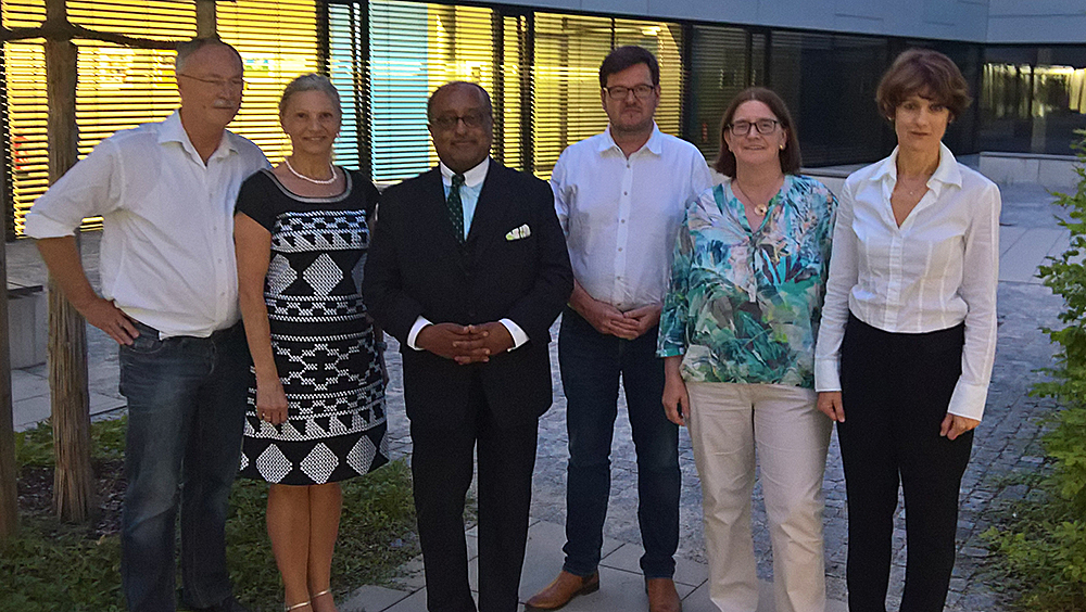 Unter anderem begrüßten Prinz Asfa-Wossen Asserate (3.v.l.) am MGF: Schulleiter Christoph Müller (3.v.r.), Stellvertreterin Friederike Albiez (2.v.r.) und Ursula Schwoerer aus der Erweiterten Schullei