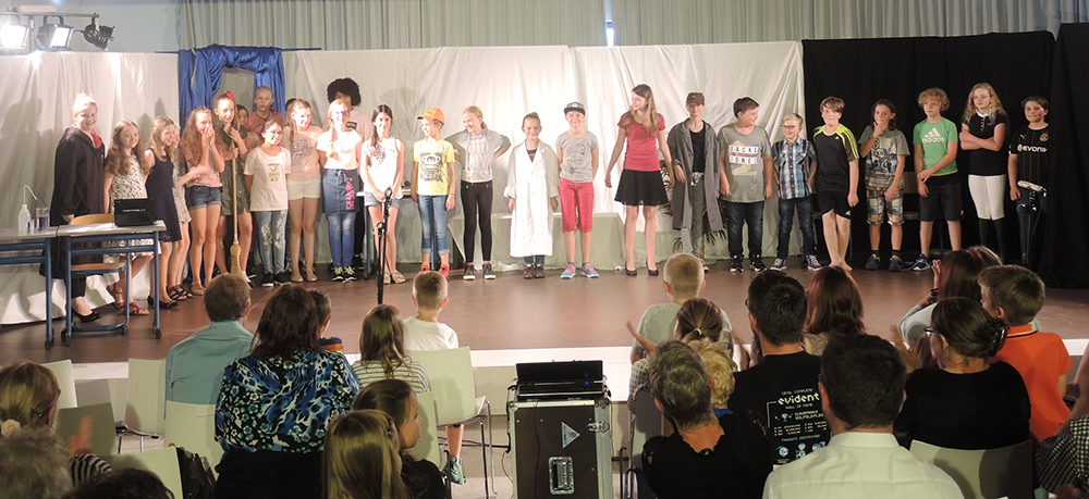 Den verdienten Applaus holten sich am Ende die Schülerinnen und Schüler der Theaterklasse ab.