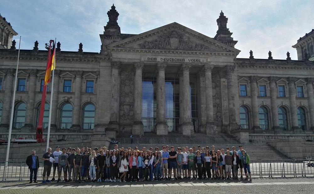 Vor dem Reichstag trafen sich unsere Zehntklässler zum Gruppenfoto.
