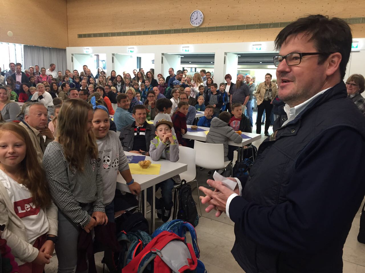Schulleiter Christoph Müller begrüßt die 151 neuen Fünftklässler mit ihren Eltern in der Mensa. 