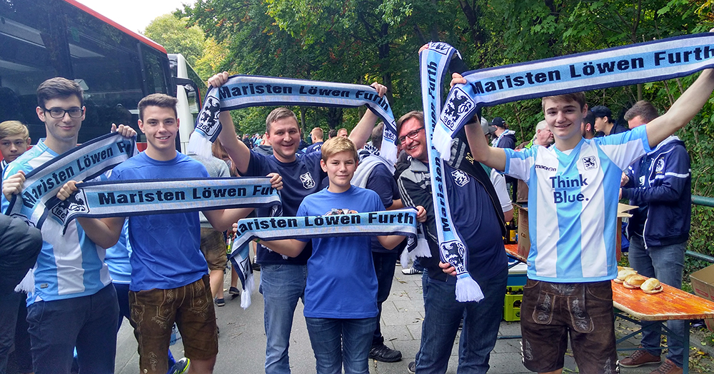 Beim Regionalliga-Spiel gegen Schweinfurt war am Samstagnachmittag Lehrer Kurt Riedl (3.v.l.) mit seinem schuleigenen 1860-Fanclub. 