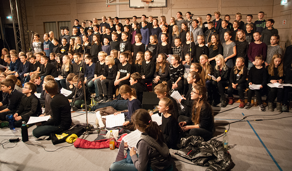 Knapp 150 Schülerinnen und Schüler der fünften Klassen sangen am Mittwoch mit Begeisterung das Musical 