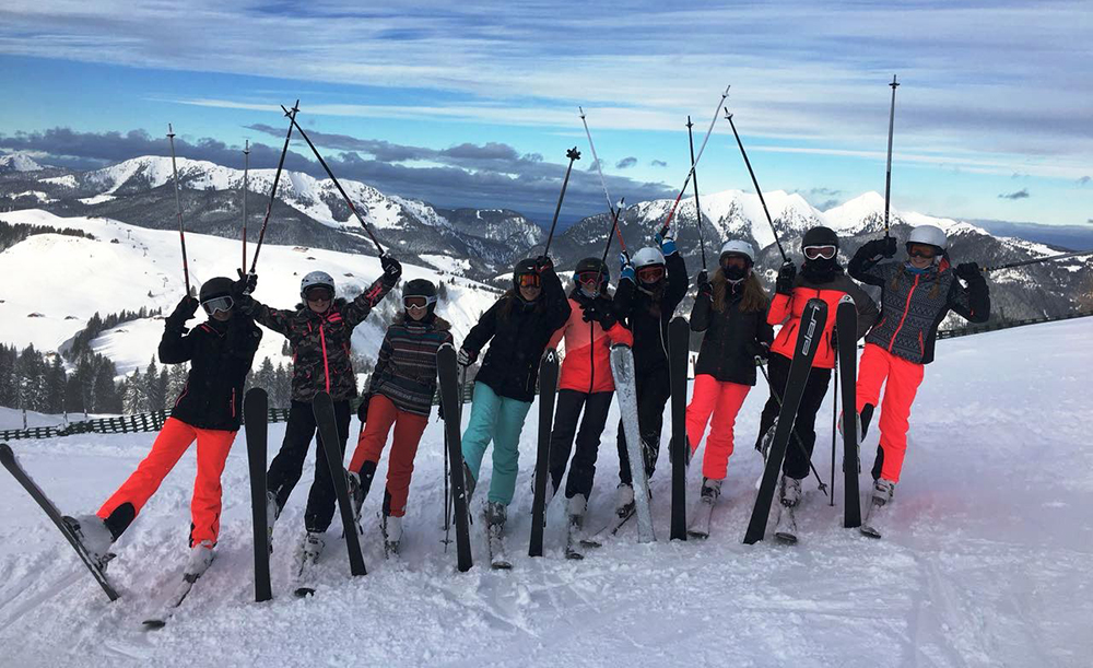 Hoch die Ski: Viel Spaß hatten die achten Klassen auch in diesem Jahr wieder in Wintersportwoche in Lofer – trotz Sturmtief Friederike.