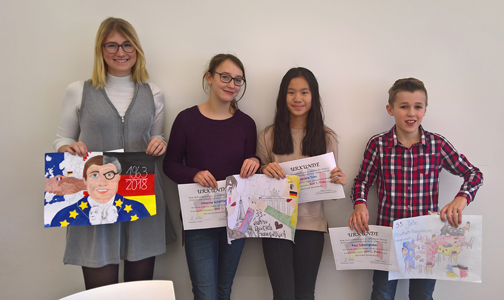 Elena Goldhofer, Johanna Schäffler, Daniela Tran und Paul Scheingraber (v.l.) gewannen den Malwettbewerb der Fachschaft Französisch.