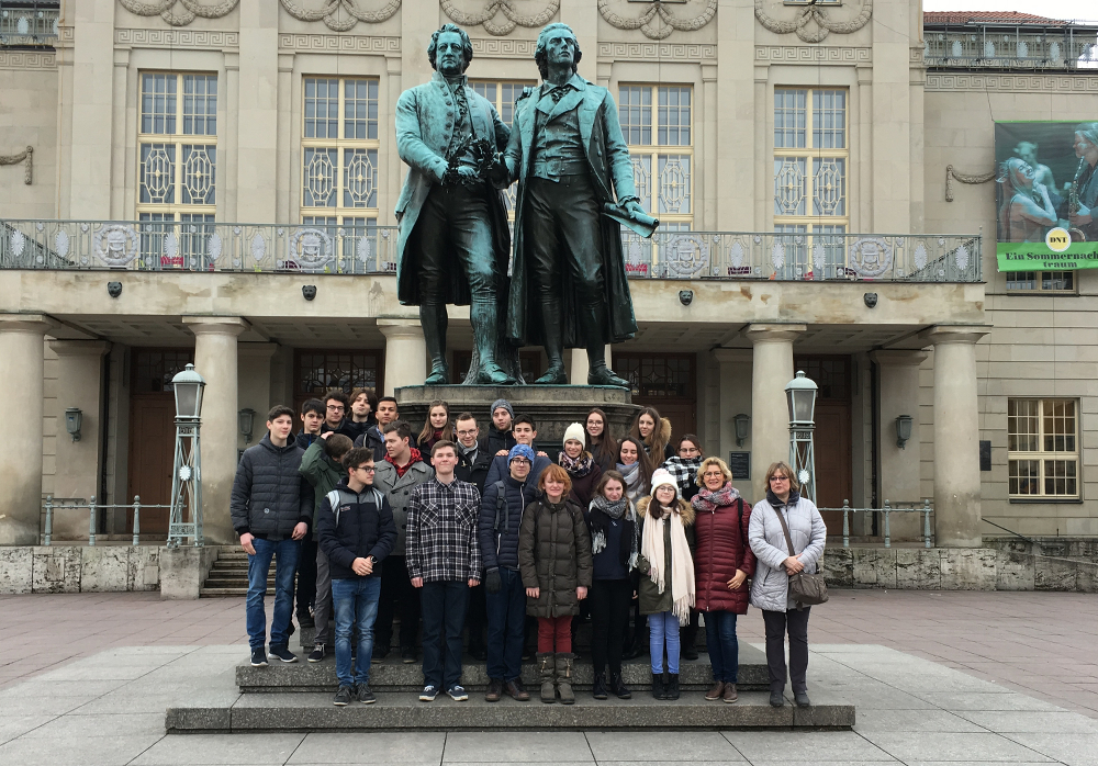 Auf Du und Du mit Schiller und Goethe waren die Q11-Deutschkurse während ihrer Exkursion nach Weimar.