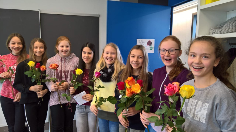 Glücklich waren beispielsweise diese Schülerinnen der Klasse 6a über die Rosen, die sie am Freitag bei der SMV-Aktion erhalten hatten.