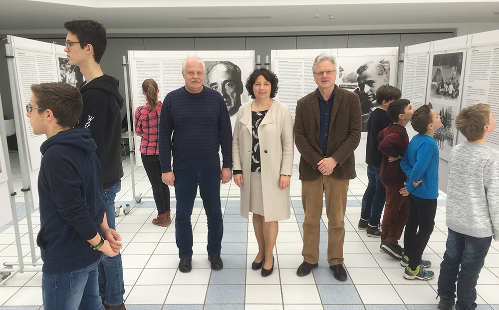 Siegfried Ascherl aus der Erweiterten Schulleitung, MdL Ruth Müller und Geschichte-Fachbetreuer Toni Hilz (v.l.) eröffneten die Ausstellung zur Weißen Rose.