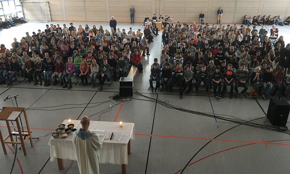 Pfarrer Thomas Winderl zelebrierte am Freitag einen katholischen Gottesdienst zum Einkehrtag. Der Gottesdienst der evengelischen Schüler fand mit Hans Christian Kley in der Klosterkirche statt.