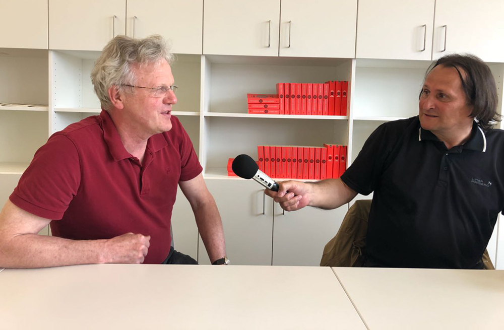 Lehrer Toni Hilz (links) wurde am Dienstag ebenfalls vom Redakteur des Senders Bayern2 interviewt.