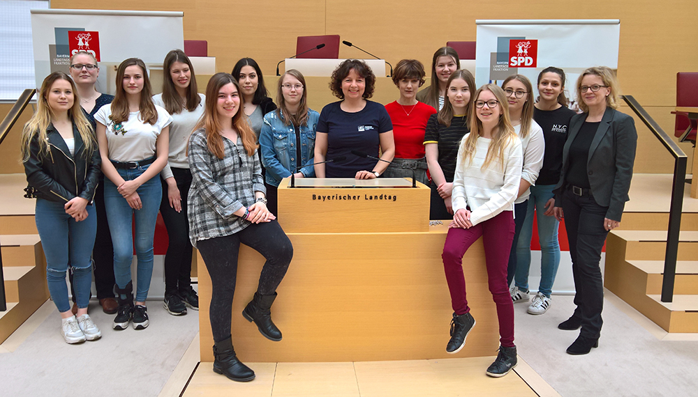 Auf Einladung von MdL Ruth Müller (Mitte) nahmen elf Schülerinnen am Mädchen-Parlament teil. Begrüßt wurden die Further Gäste auch von SPD-Chefin Natascha Kohnen (rechts).