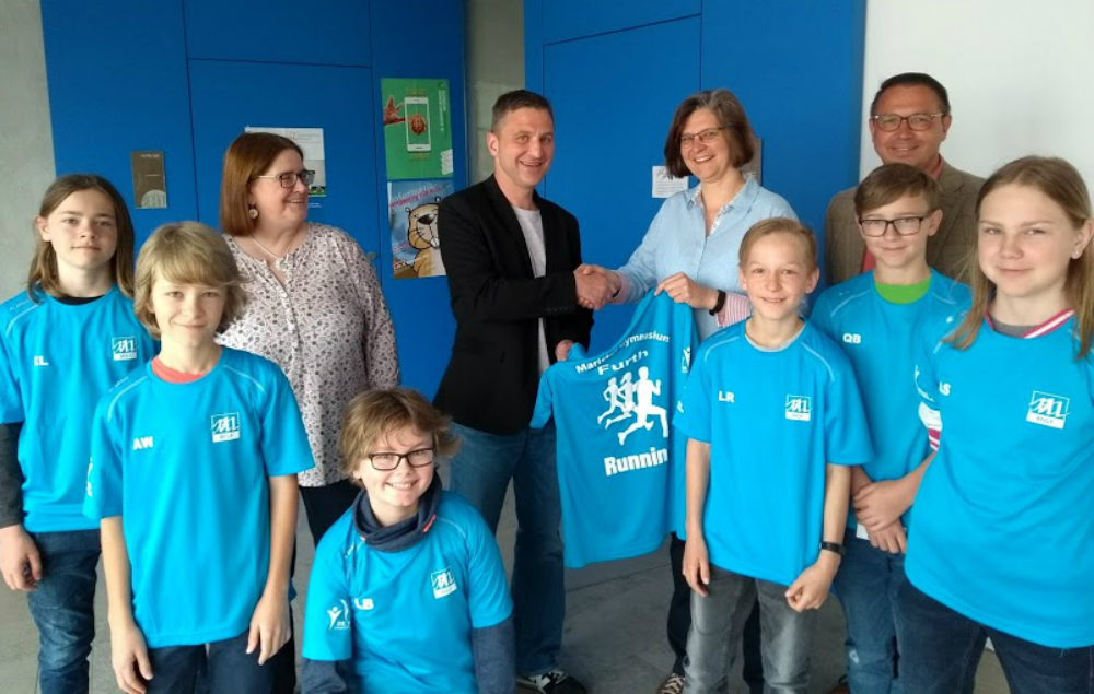 Neue Shirts bekam Kurt Riedls Laufgruppe von Familie Lange-Rieß.