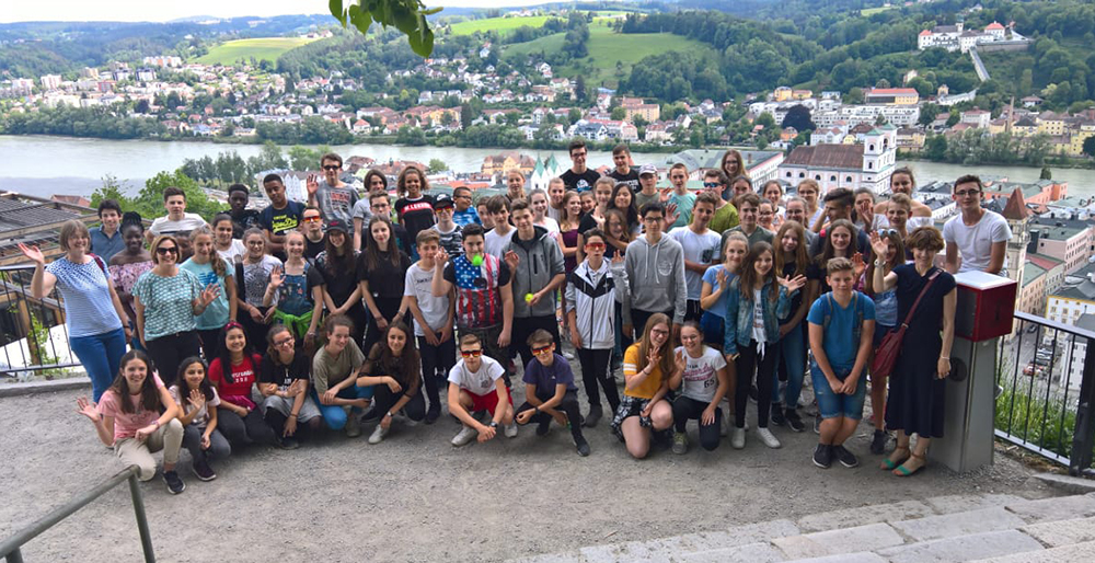 Zum Beispiel im wunderschönen Passau waren unsere Schülerinnen und Schüler mit ihren Gästen aus Frankreich. Organisiert hatte den Austausch wieder Barbara Beete (links).