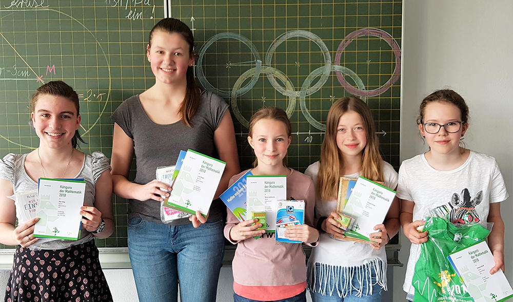 Die erfolgreichsten Schülerinnen beim Känguru-Wettbewerb erhielten tolle Preise.