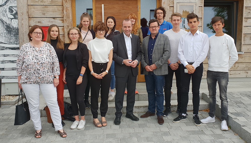 Zu Besuch bei Europa-Politiker Manfred Weber (Mitte) waren am Freitag neun MGF-Schüler zusammen mit Mitgliedern der Schulleitung und Erweiterten Schulleitung.