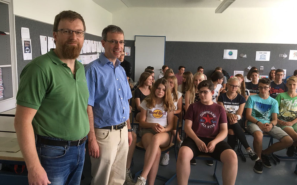 Goldschmied Andreas Günzel (links) besuchte diese Woche die neunte Klasse und das W-Seminar 