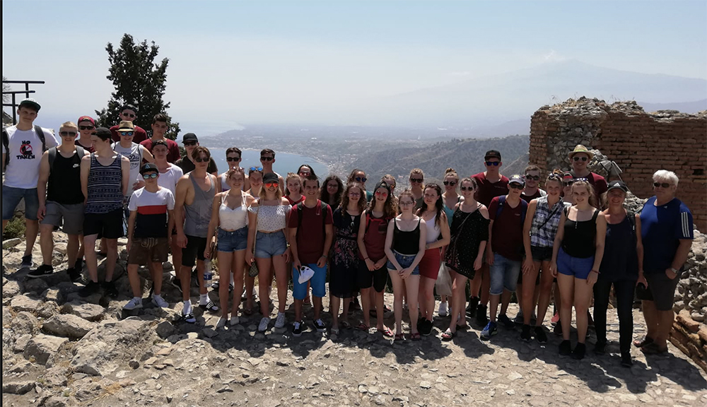 Unter anderem die Aussicht in Sizilien genießen die Schülerinnen und Schüler der Q11 aktuell.