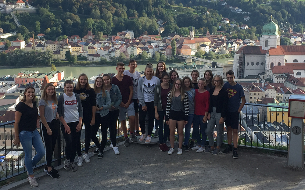 Zusammen mit Unterstufenbetreuerin Theresa Massouh (links) waren die neuen Tutoren zwei Tage in Passau, um das neue Schuljahr vorzubereiten.