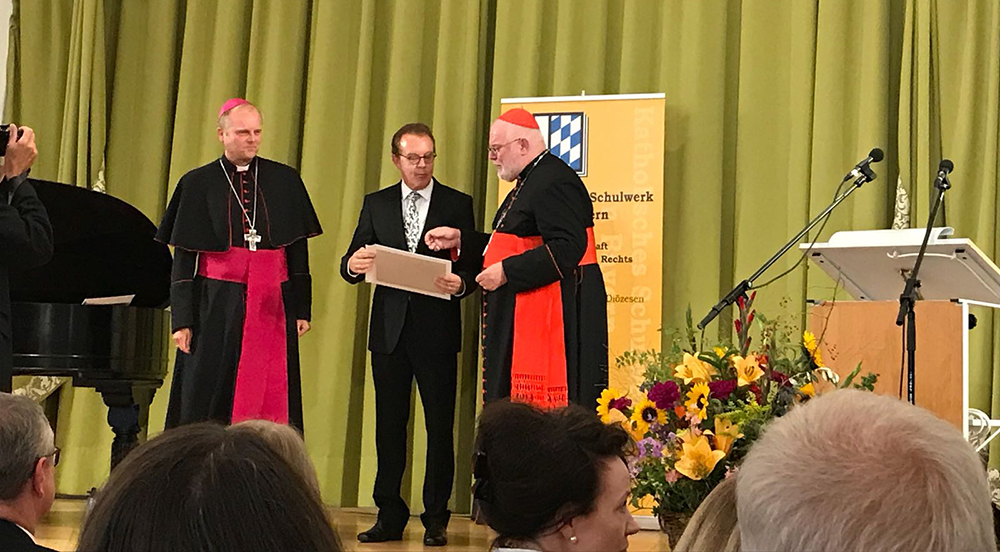 Unter anderem Kardinal Reinhard Marx (rechts) verabschiedete am Montagnachmittag den scheidenden KSW-Direktor Dr. Andreas Satzung (mitte). 