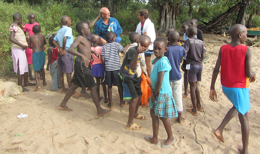 Lehrer Johannes Räpple (hinten links) besuchte in den Sommerferien mehrere Stationen in Afrika.