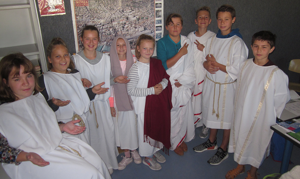 Kleiden wie die alten Römer durften sich vergangene Woche die Schülerinnen und Schüler der sechsten Klasse.