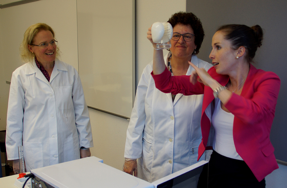 Dozentin Dr. Patricia Schöppner (rechts) gibt Tipps für die Herstellung der Agarose-Gele.