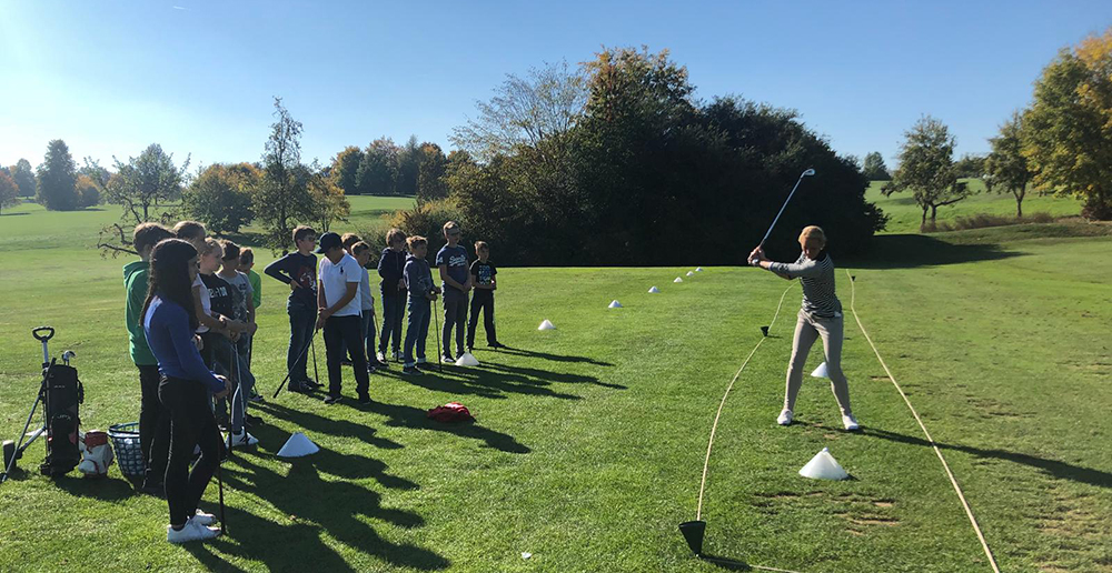 Trainerin Emile Rottenkolber (rechts) führte die Schülerinnen und Schüler der Projekt-Klasse ein in den Golfsport.