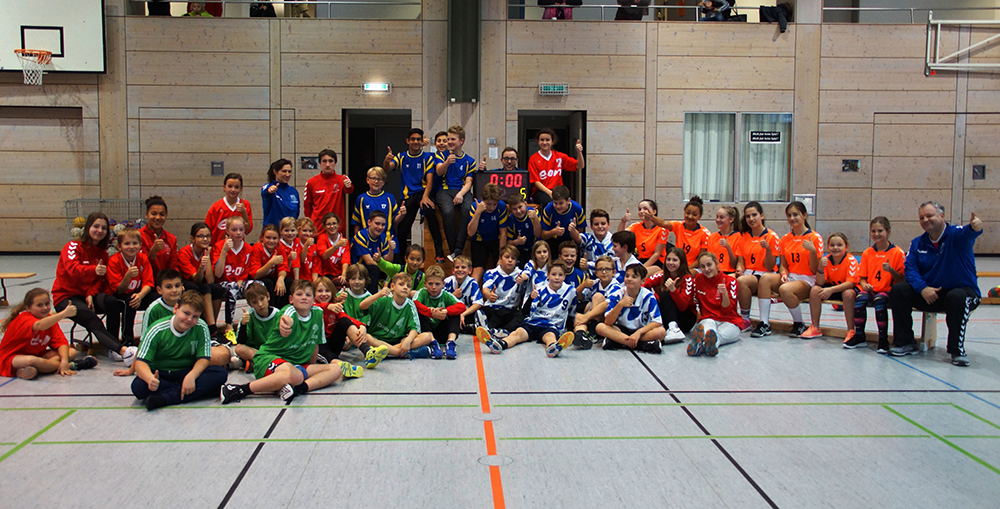 Organisator und Sport-Fachbetreuer Frieden Goes (rechts) konnte wieder zahlreiche Handballbegeisterte in der MGF-Turnhalle begrüßen.