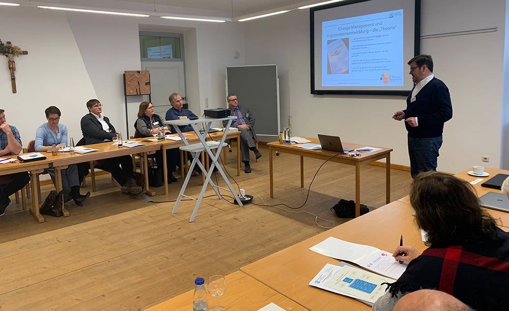 MGF-Schulleiter (rechts) hielt mit weiteren Kollegen eine Change-Management-Fortbildung für das Schulwerk, dessen Direktor Dr. Peter Nothaft (2.v.r.) auch anwesend war.