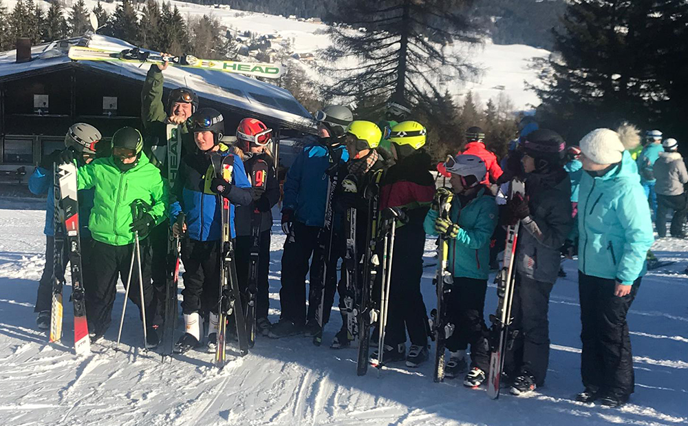 Eine menge Spaß haben unsere Siebtklässler im Skilager, hier etwa die Gruppe von Skilagerleiter Frieder Goes (hinten).