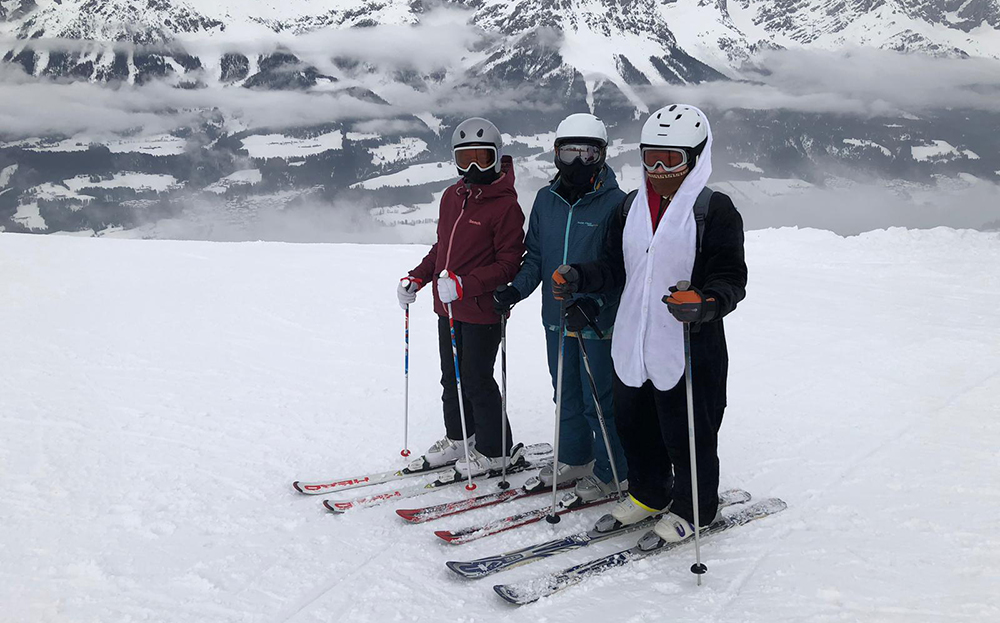  Viel Spaß hatten knapp 50 Schülerinnen und Schüler beim alljährlichen SMV-Skitag, der auch heuer wieder in Scheffau stattfand.