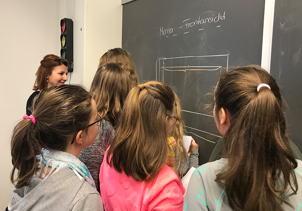 Mathe-Lehrerin Kerstin Geneder (links) führte vergangene Woche mit ihrer fünften Klasse ein fächerübergreifendes Projekt zum Maßstab durch. 