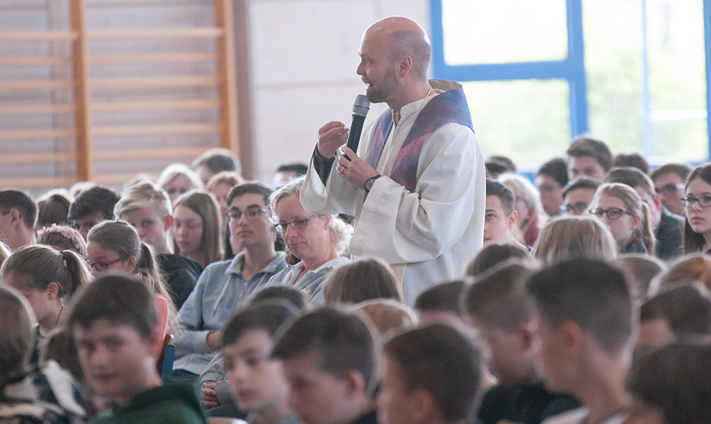 Furths Pfarrer Thomas Winderl feierte inmitten der MGF-Schulfamilie am Freitagvormittag den traditionellen Ostergottesdienst.