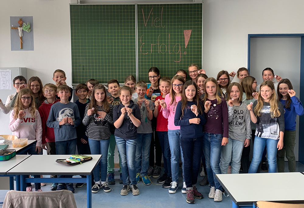 Die Mädchen und Buben der 5d bastelten mit Feuer-Eifer an den Glücksbringern für die Abiturienten.