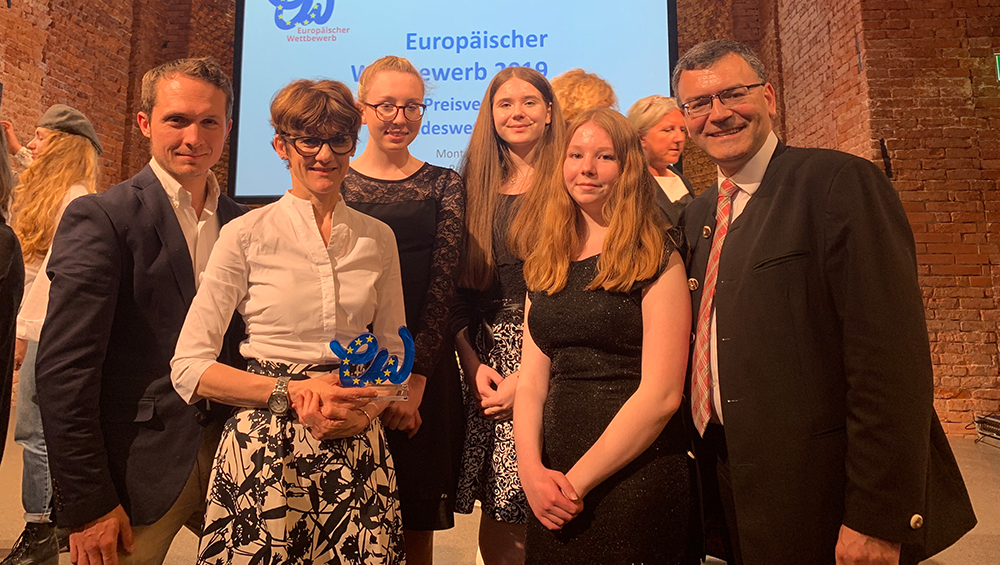 Staatsminister Dr. Florian Herrmann (rechts) gratulierte den drei MGF-Schülerinnen, die zusammen mit Lehrerin Ursula Schwoerer (2.v.r.) und Lehrer Matthias Spanrad nach München gefahren waren.