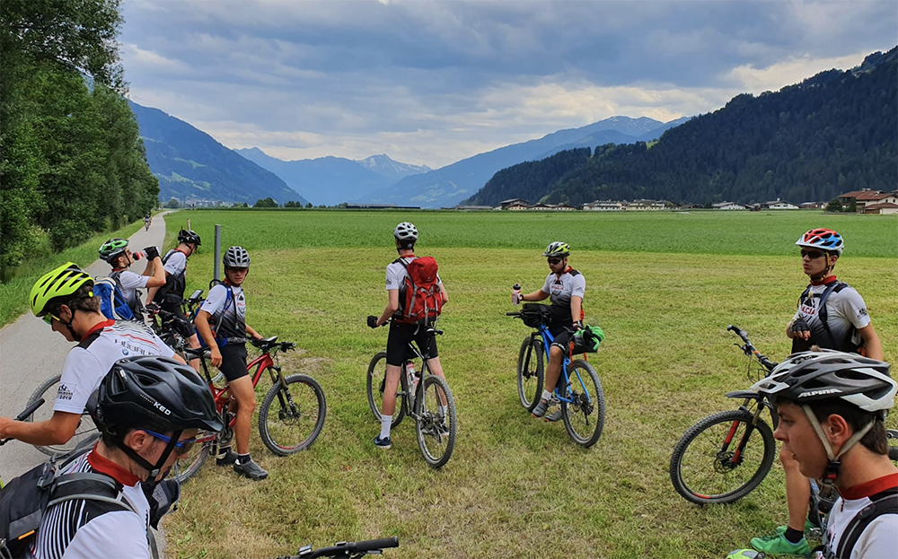 Am Ende bis ins Zillertal fuhren unsere Alpencrosser am ersten Tag der Tour zum Gardasee.