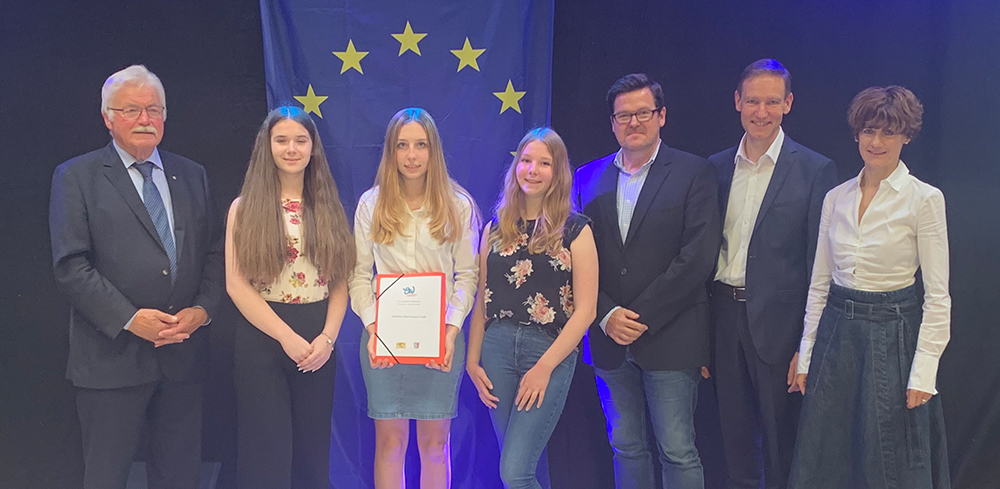 Regierungspräsident Rainer Haselbeck (2.v.r.) gratulierte dem Maristen-Gymnasium in Landau zum Gewinn des Ladenpreises beim Europäischen Wettbewerb.