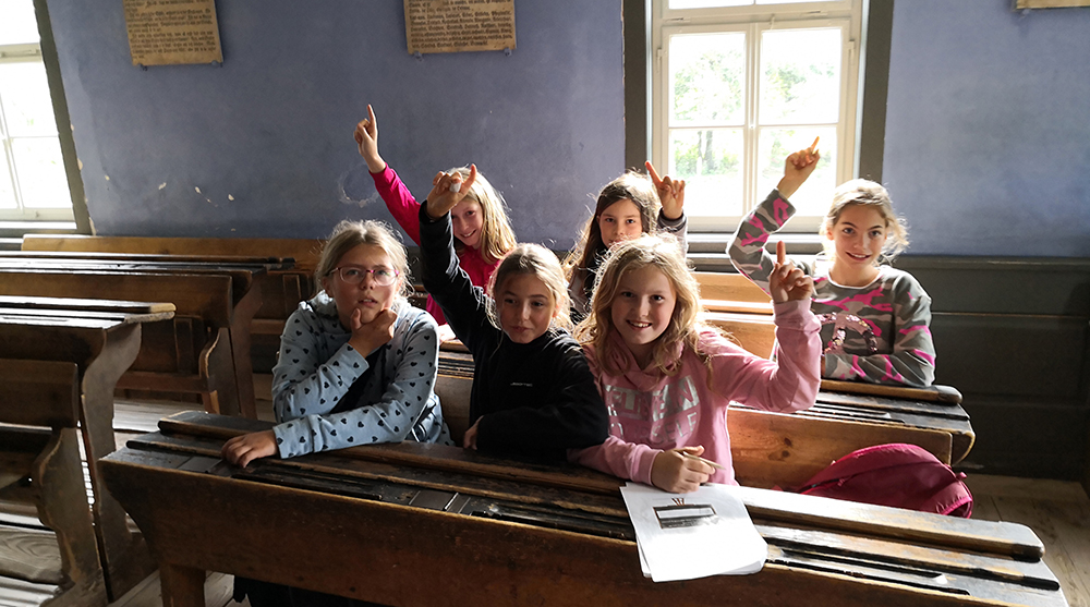 Schule anno dazumal erleben die Fünftklässlerinnen und Fünftklässler zurzeit im Schullandheim auf dem Volkersberg.