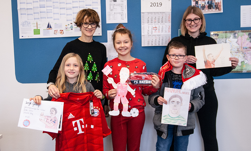 Unter vielen Einsendungen prämierte Fanclub-Leiterin Ursula Schwoerer kurz vor Weihnachten die schönsten FC-Bayern-Kunstwerke mit Fanartikeln.