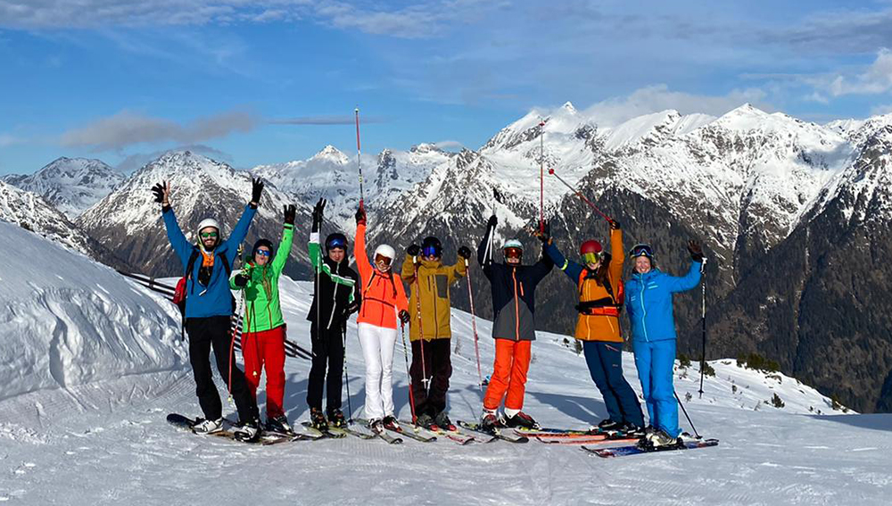 Auch unsere Lehrerinnen und Lehrer und externen Skilehrer haben viel Spaß im Skilager mit den siebten Klassen.
