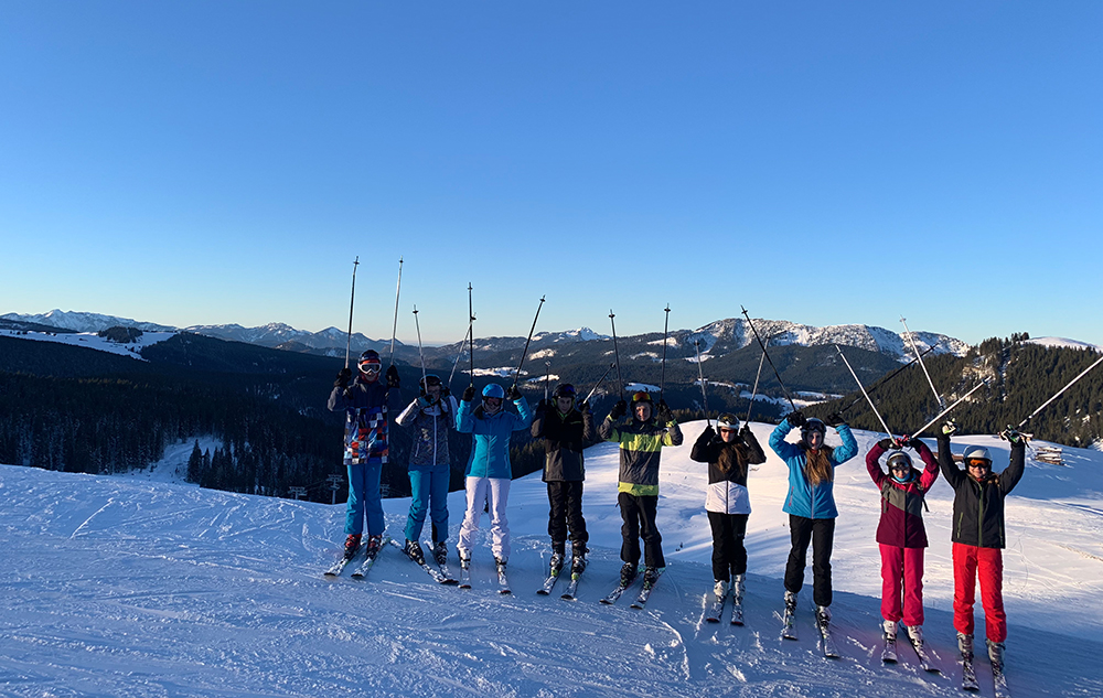 Mit viel Freude starteten die Achtklässlerinnen und Achtklässler in die Wintersportwoche in Lofer.