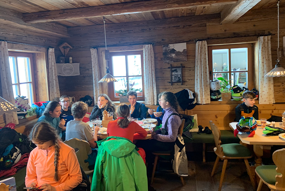 An Tag zwei trafen sich alle Skifgruppen auf einer Hütte zum Mittagessen.