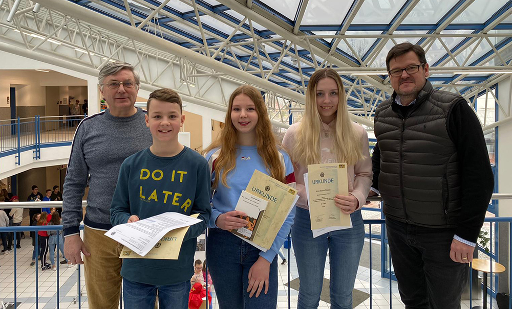 Mathe-Lehrer Vilmos Balogh (links) und Schulleiter Christoph Müller (rechts) gratulierten den erfolgreichen MGF-Rechnern.