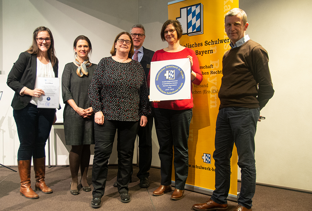 Vertreter des Maristen-Gymnasiums nahmen am Dienstag von KSW-Direktor Dr. Peter Nothaft (3.v.r.) und Referentin Dunja Müller (2.v.l.) die Auszeichnung entgegen.